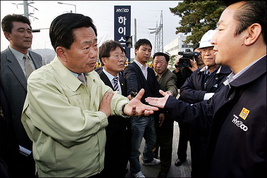 검찰의 조충훈 순천시장(사진 왼쪽)에 대해 본격 수사에 나섰다. 사진은 지난달 28일 현대하이스코 순천공장 비정규직 노동자들의 공장 점거농성 현장을 찾은 조 시장. 